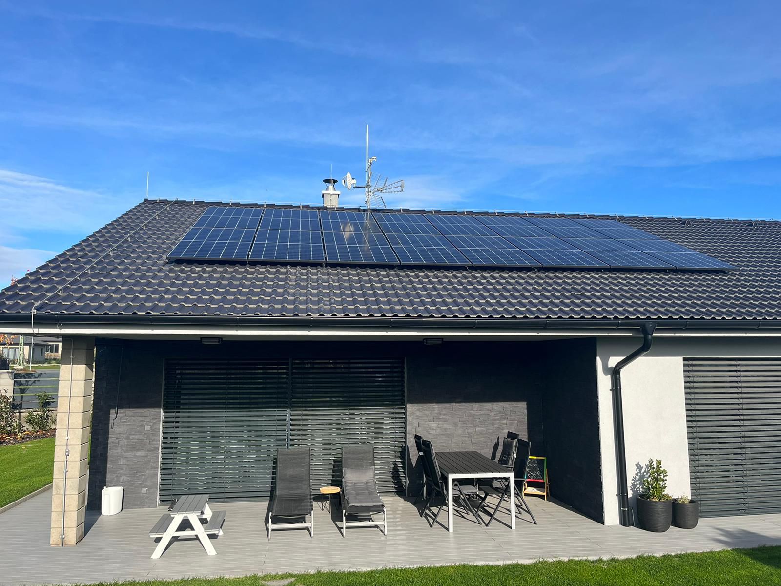 Fotovoltaické panely na střeše domu ve Středočeském kraji